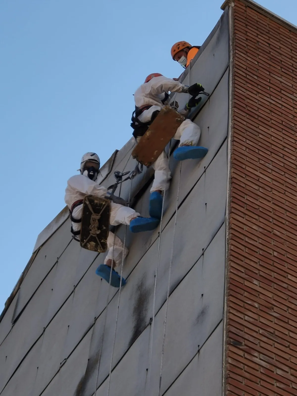 Operarios de GRUPO MIH en trabajos verticales sobre fachada