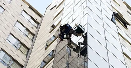 Trabajos en fachada acristalada